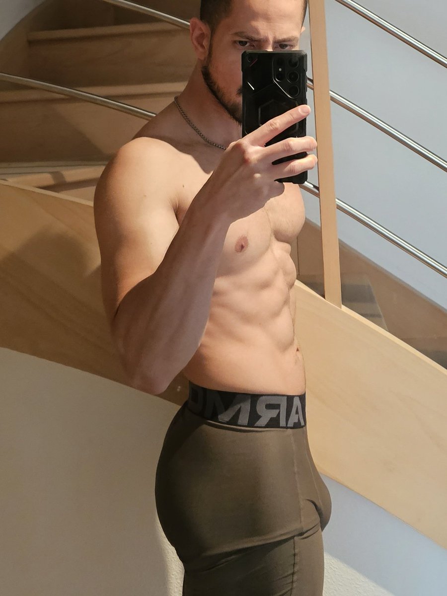 OctavocRR's tweet photo. @nocontextgayy I didn't find any good on calvin sir, so here's one on under armour https://t.co/1UDpxo3igf