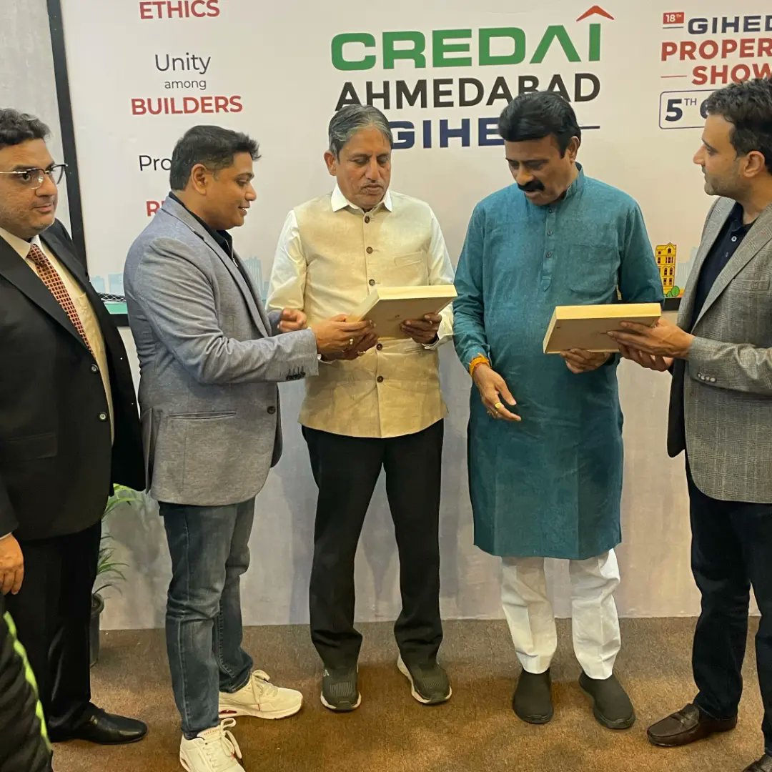 KaushikJainBJP's tweet photo. અમદાવાદમાં 18માં GIHED CREDAI પ્રોપર્ટી શૉ ની શુભેચ્છા મુલાકાત દરમિયાન રિઅલ એસ્ટેટ ક્ષેત્રના અગ્રણીઓ સાથે સંવાદનો અવસર મળ્યો.માનનીય વડાપ્રધાન શ્રી નરેન્દ્રભાઈ મોદીએ ગ્રીન એન્વાયર્મેન્ટનો કોન્સેપ્ટ આપ્યો છે અને નેટ ઝીરો કાર્બન એમિશન તરફ જવાનો તેમનો સંકલ્પ છે.
#gihed #propertyshow https://t.co/foTkSRxLOY