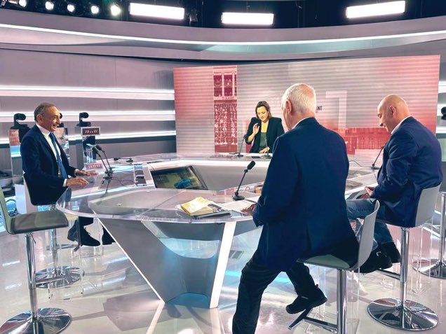 Anastas77581540's tweet photo. Pour une fois , une interview politique de bonne tenue avec des journalistes respectueux.
Merci #Domenach #Langlet
#LCI
#EricZemmour https://t.co/oYX1MWRyP9