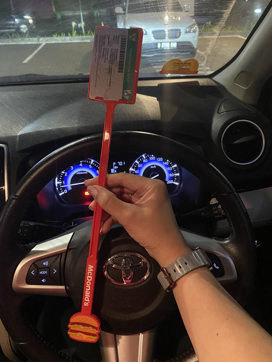 nora_cute's tweet photo. Akhirnya punya tongkat sakti 😁 dari @McDonalds_ID Tanjung Pinang hihi suka banget #Mcd https://t.co/N0WV8W1mf8