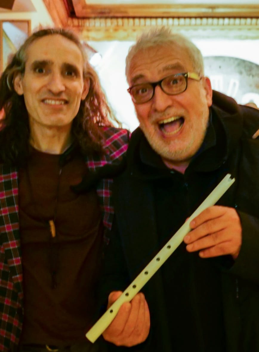 Ayer estuve viendo a José Luis Gutiérrez en el Café Central. 
¡Me encantó!  
Buenísima música y súper divertido, me sorprendió de verdad. 
¡Hacía tiempo que no me reía tanto!
LEO HARLEM