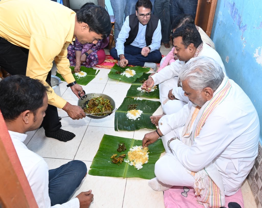 sambitswaraj's tweet photo. ଆଜି ପୁରୀର ଲୋକସଭା ଅନ୍ତର୍ଗତ ଚିଲିକା ବିଧାନସଭା ସ୍ଥିତ ସିଂଙ୍ଗେଶ୍ୱର ପଞ୍ଚାୟତର କୋଦପୁର ଗ୍ରାମର ମତ୍ସ୍ୟଜୀଵୀ ଭାଇ ତୁଫାନ ବେହେରାଙ୍କ ଘରେ ମାନ୍ୟବର କେନ୍ଦ୍ର ମତ୍ସ୍ୟ, ପଶୁପାଳନ ଏବଂ ଗୋପାଳନ ମନ୍ତ୍ରୀ ଶ୍ରୀ @PRupala ଙ୍କ ସହ ବୃନ୍ଦଭୋଜନ କଲି । https://t.co/B8Hr7qMgsV