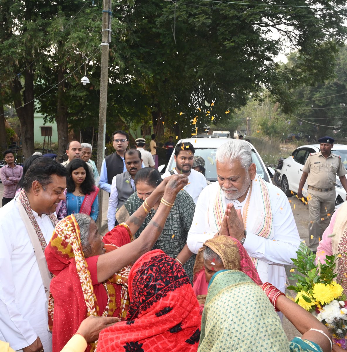 sambitswaraj's tweet photo. ଆଜି ପୁରୀର ଲୋକସଭା ଅନ୍ତର୍ଗତ ଚିଲିକା ବିଧାନସଭା ସ୍ଥିତ ସିଂଙ୍ଗେଶ୍ୱର ପଞ୍ଚାୟତର କୋଦପୁର ଗ୍ରାମର ମତ୍ସ୍ୟଜୀଵୀ ଭାଇ ତୁଫାନ ବେହେରାଙ୍କ ଘରେ ମାନ୍ୟବର କେନ୍ଦ୍ର ମତ୍ସ୍ୟ, ପଶୁପାଳନ ଏବଂ ଗୋପାଳନ ମନ୍ତ୍ରୀ ଶ୍ରୀ @PRupala ଙ୍କ ସହ ବୃନ୍ଦଭୋଜନ କଲି । https://t.co/B8Hr7qMgsV