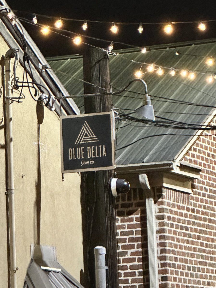 debbieantonelli's tweet photo. Cannot make that trip to Oxford without stopping in to visit my friends @bluedeltajeans
They take care of me & they can take care of you. Only jeans I play, work, travel in!
Check it out! These jeans can change you!
#bluedeltajeans
#bluedeltafamily https://t.co/g0xbBz7Gsq
