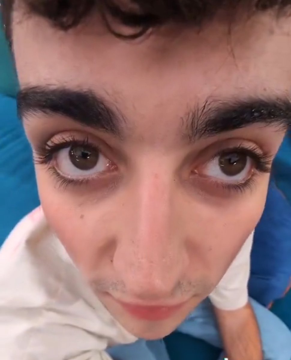 aliadoresluka's tweet photo. Juanjo hace actuaciones increíbles, los profes lo aman, es ordenado y responsable, se lleva bien con todos sus compañeros, cuando lo necesitan está ahí sin agobiar, tiene el mejor shippeo (+es real), es graciosísimo, lo posee un ente monja, arregla lavadoras y hace Nutella casera https://t.co/4OBNZ7Oo5c
