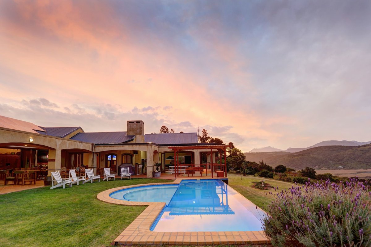 R29 million
'Off-Grid' Contemporary House in 📍Rural Wilderness, with spectacular views of the Langvlei Lake and surrounding mountains and borders a nature conservancy

It has
8🛏️
8 🛁 🚽
6 🚙
15kw Victron Inverter & 30/24kw lithium batteries which are powered by 42 solar panels.