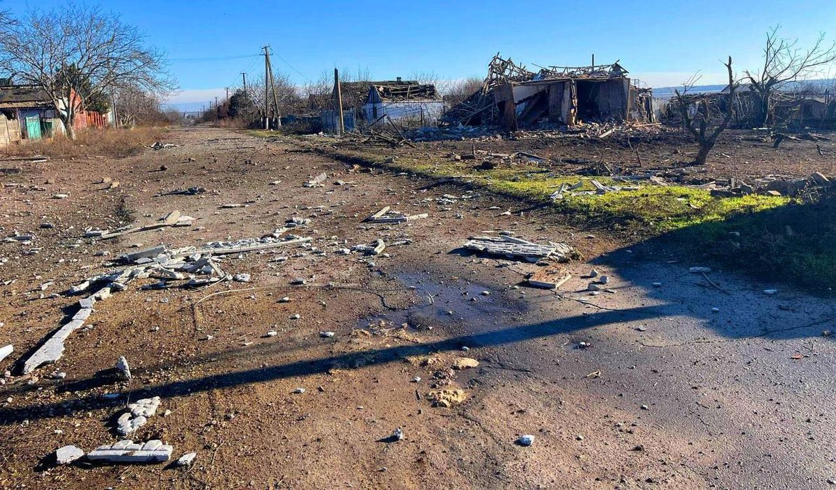 Cornubot's tweet photo. Gammalsvenskby bombas intensivt av ryskt artilleri och drönare nu. Ryssarna skriver i sina kanaler att alla byar längs Dnipro ska jämnas med marken. https://t.co/eMjT32RMFd för att stödja Föreningen svenskbyborna https://t.co/JR8ar2h7qC