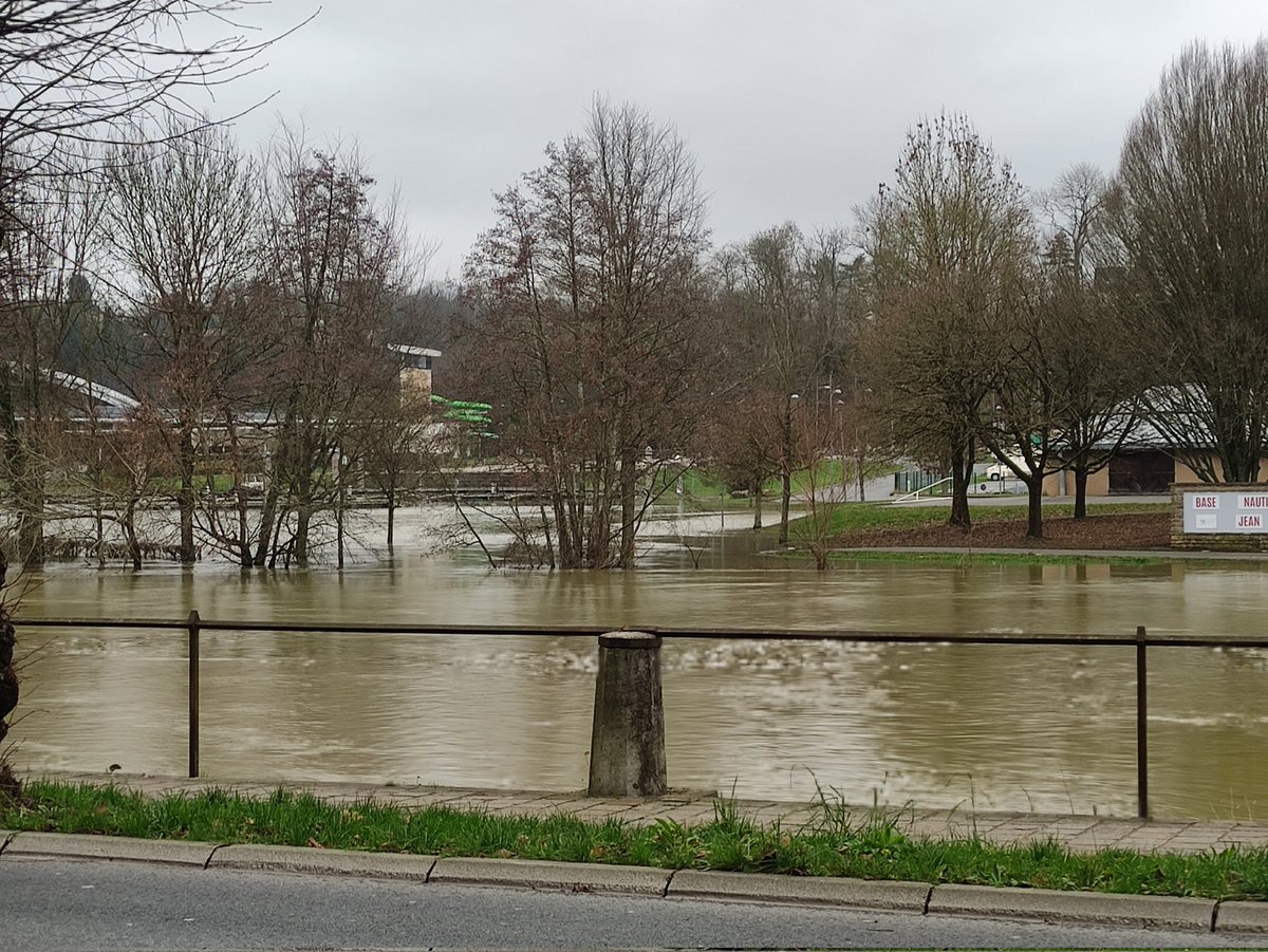 Petite sortie running tranquille 🏃🏃 obligée de prendre l'itinéraire de délestage 🫣#ardennes <a href="/VilledeCMz/">Ville de Charleville-Mézières</a>