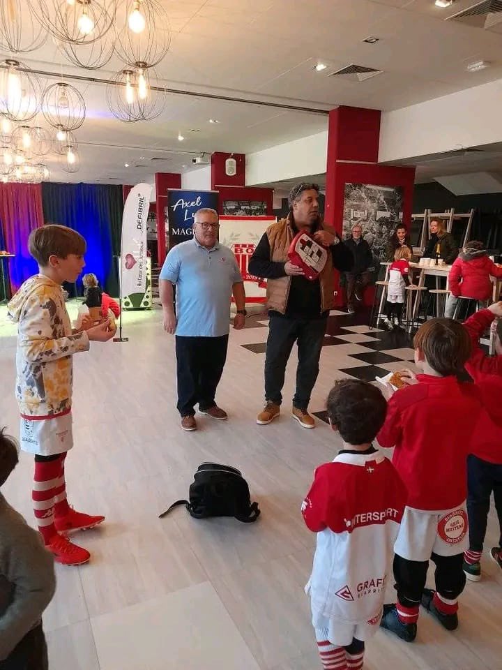 À l'occasion des voeux 2024 autour de l'école de rugby du club du BO RUGBY avec son nouveau président Serge BLANCO l'association  Au Cœur des Jumeaux a offert un défibrillateur