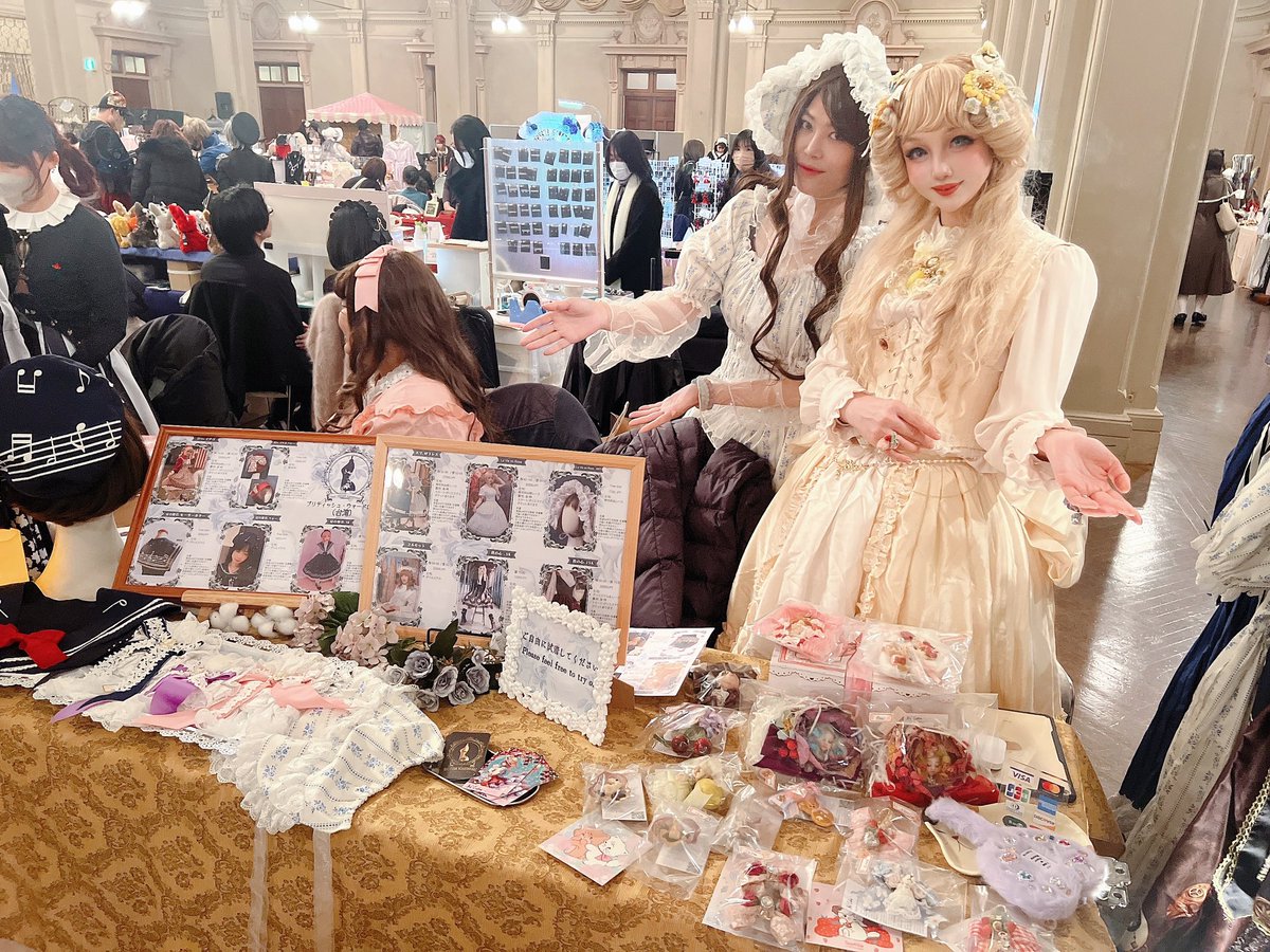 hat_InEden's tweet photo. ⛪️第20回大阪中央公会堂ゴスロリ即売会の #ロマアラ　は無事に終わりました。主催の方とご来場の方に感謝です💐
#InEden は台湾ブランド　@britishwardrob1 でお手伝い、ハンドメイドも出しました。初めて関西お客様と触れ合えて嬉しいです。@ZenryokuTsubame さんとbritish wardrobeのお揃いコーデ🌷 https://t.co/V1xHlaQC2B