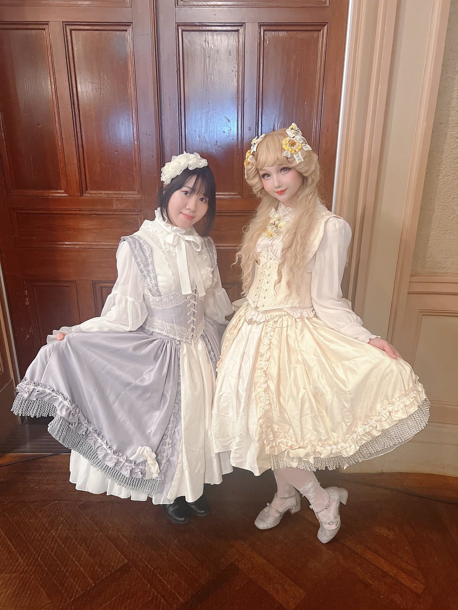 hat_InEden's tweet photo. ⛪️第20回大阪中央公会堂ゴスロリ即売会の #ロマアラ　は無事に終わりました。主催の方とご来場の方に感謝です💐
#InEden は台湾ブランド　@britishwardrob1 でお手伝い、ハンドメイドも出しました。初めて関西お客様と触れ合えて嬉しいです。@ZenryokuTsubame さんとbritish wardrobeのお揃いコーデ🌷 https://t.co/V1xHlaQC2B