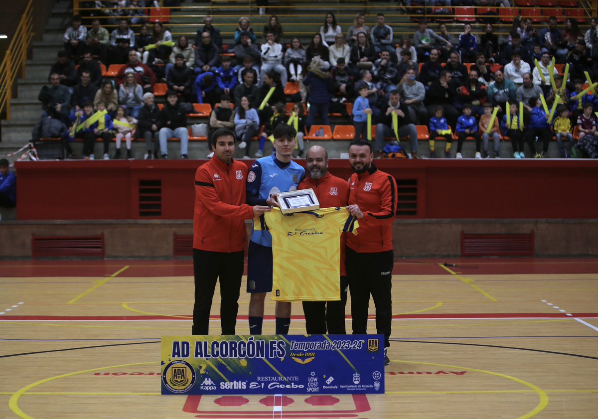 ADAlcorconFS's tweet photo. El bueno de David Segovia “Sego” volvió a pisar la pista de Los Cantos, y recibió un pequeño homenaje de la #FamiliaAmarilla 

Durante el partido no había amigos y como era de esperar Sego no faltó a su cita con el gol

#123Alcorcón 
#ConElCorazónEnLaPista💛 https://t.co/1SWKWSrkfo
