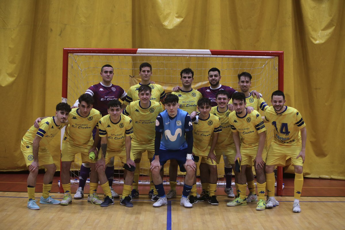 ADAlcorconFS's tweet photo. El bueno de David Segovia “Sego” volvió a pisar la pista de Los Cantos, y recibió un pequeño homenaje de la #FamiliaAmarilla 

Durante el partido no había amigos y como era de esperar Sego no faltó a su cita con el gol

#123Alcorcón 
#ConElCorazónEnLaPista💛 https://t.co/1SWKWSrkfo