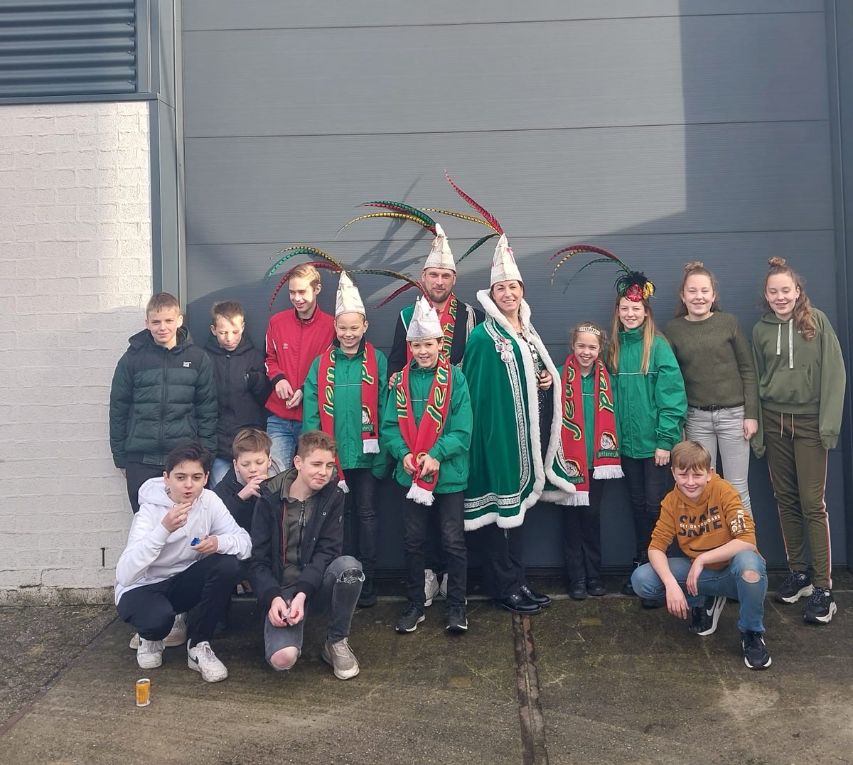 Rottenrijk's tweet photo. Wat een geweldige tijd hebben Prinses Esther, Adjudant Roy en Luuk van de optocht organisatie met jullie beleefd! ❤💛💚
Bedankt cv Alt Schik, cv De Dwarsliggers, cv de Gekke Gasten, cv Mé Moaten, cv Non Stop Vol d’r Op en cv de Lolbruukskes voor jullie gastvrijheid
#Rottenrijk https://t.co/uub7rkAqhG