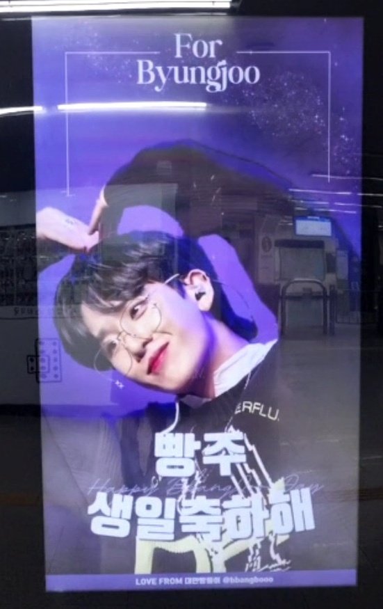 marudechi's tweet photo. 합정역 광고
8출 가는쪽에 약국, 꽃집 사이 기둥에서 기다리면 볼 수 있어요
대만빵둥이님 예쁜 생일광고 감사합니다ㅎㅎ https://t.co/y1JorywfOY