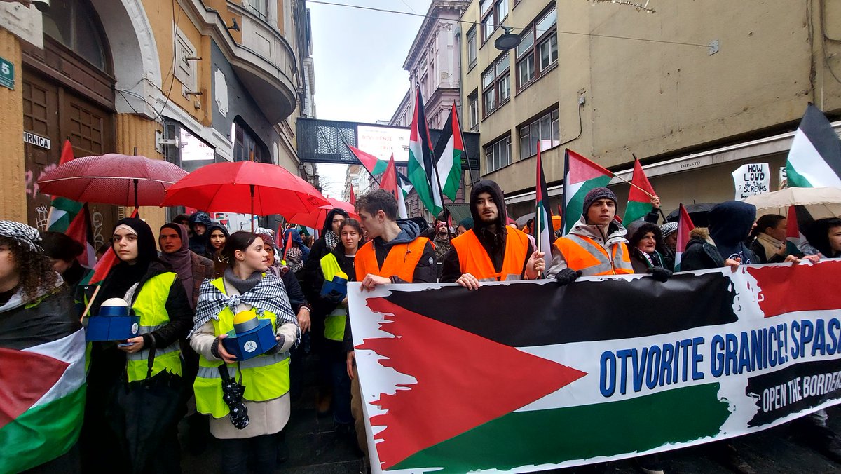 e_aletic's tweet photo. Protesti u Sarajevu u znak podrške Palestini. Građani poručuju: stop ubijanju djece @novabhtv https://t.co/4MD0dH0k0g