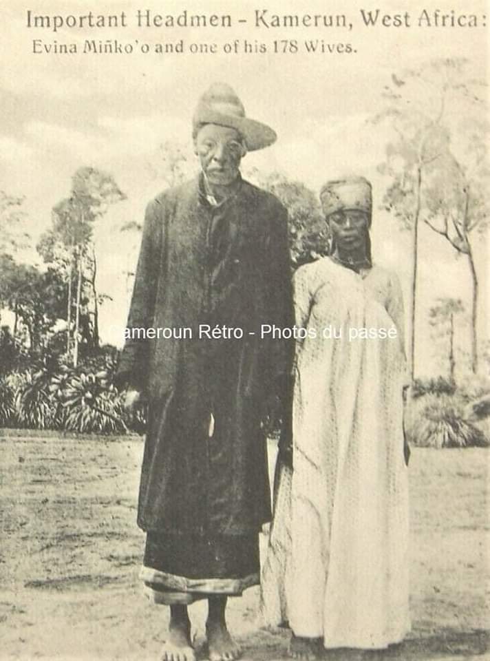 gampsonfranck's tweet image. #Ekang 📌 #Cameroun #Cameroon #Kamerun 
𝗞𝗲𝘇𝗮 𝗘𝘃𝗶𝗻𝗮 𝗠𝗶𝗻𝗸𝗼'𝗼 d'Azem (1840 - 1925)

Grand résistant Bulu d'Azem du clan Essakoé d’Asem, village situé à 5 km dans l’actuelle banlieue sud de la ville d’Ebolowa, ce chef était un fervent opposant aux autorités allemandes.