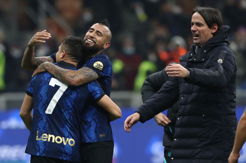 marifcinter's tweet photo. #Vidal, accorato messaggio per Alexis #Sanchez: "Alexis, se mi stai ascoltando per favore vattene dall'Inter. Non sarebbe mai dovuto tornare all'Inter, gliel'ho pure detto. Doveva andare in un club dove potesse divertirsi a giocare, dove essere amato dalla gente ma lui è un testardo. Lautaro? Un buon attaccante ma come fa a non giocare Sanchez nell'Inter? Gioca Mkhitaryan e non Alexis, io veramente mi voglio uccidere a pensare una cosa del genere. Mi fa rabbia, Alexis è troppo forte. Preferirei vederlo al River che all'Inter. Deve andare a giocare, dove può divertirsi, dove lo vogliono davvero. Lui è felice solo se gioca, così non è felice. E i compagni all'Inter non sono migliori di lui ma l'allenatore non lo vuole e basta. Altrimenti come fai a farlo entrare a 9 minuti dalla fine? Che rabbia mi fa"