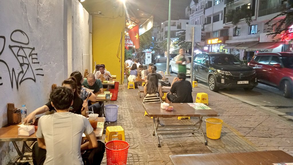 Engineer_Phys's tweet photo. 今夜はこちらのお店に初挑戦！

角地で賑わってるので
期待して行ったのですが、

やっぱり美味しかったです😋

国は違っても
美味しい店の探し方は

同じなんですね〜👍 https://t.co/5ytcEJuLla