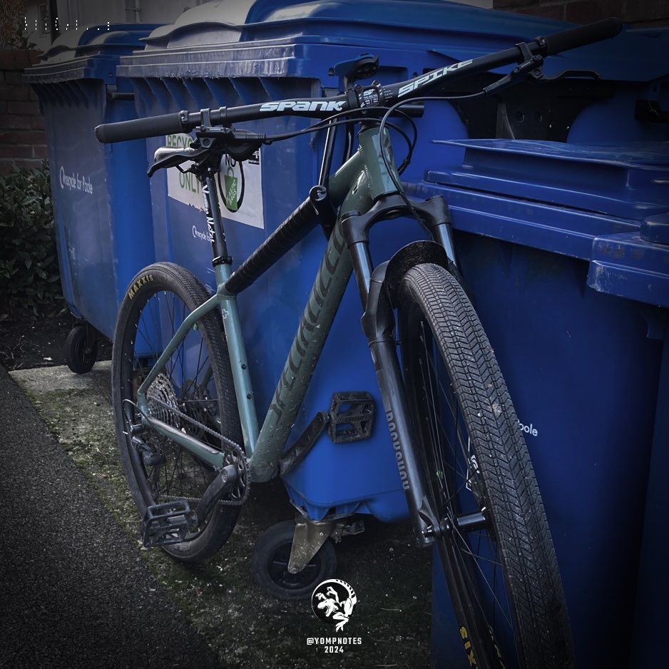 YOMP_NOTES's tweet photo. - CRAZY-ASSED 3 minute, dumpster lock-ups. Love being a bike courier I never know where I’ll end up.

Anyway thought I’d share.

@yompnotes - GEAR RECON BLOG TYPE - TAP LINK IN BIO GET AQUATINTED. https://t.co/s7GXVcK2ES