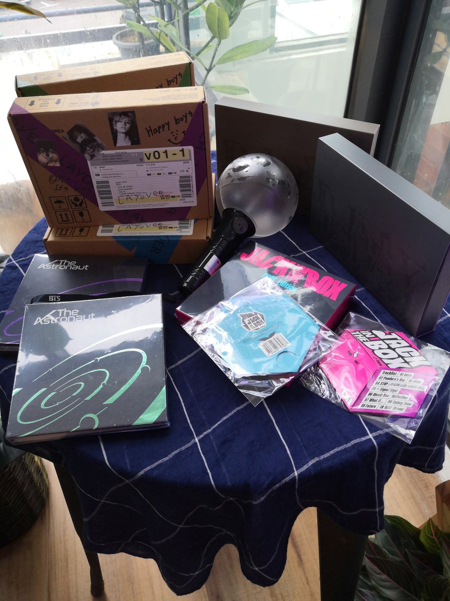 kho_chika's tweet photo. Attend #FILM WITH YOU event organised by @lovemaze613. Met some Army's friends there too😁💜. Love to see them again https://t.co/PLLldxLzsb