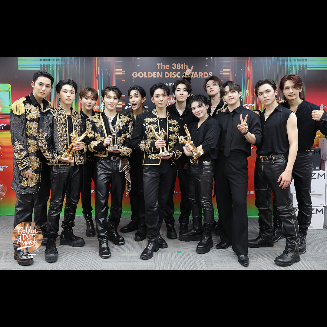 _GoldenDisc's tweet photo. Huge congrats to #SEVENTEEN on winning ✨ALBUM OF THE YEAR &amp; BEST DIGITAL SONG &amp; BEST ALBUM✨ at the 38th Golden Disc Awards with Bank Mandiri🎉💖

#골든디스크어워즈 #goldendiscawards #골든디스크 #goldendisc #세븐틴 @pledis_17 https://t.co/zDXw7KndBL