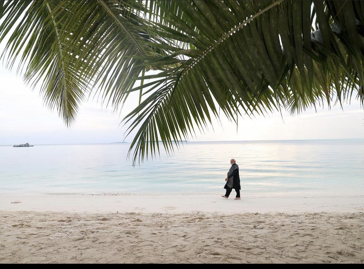 Soniyasisodiaa's tweet photo. All these images and memes making me super
FOMO now se
Lakshadweep has such pristine beaches and
coastlines. thriving ocal culture. 'm on the verse of booking an impulse chhutti
This vear. why not #Exploreindian slands https://t.co/qWqt4o4L8y