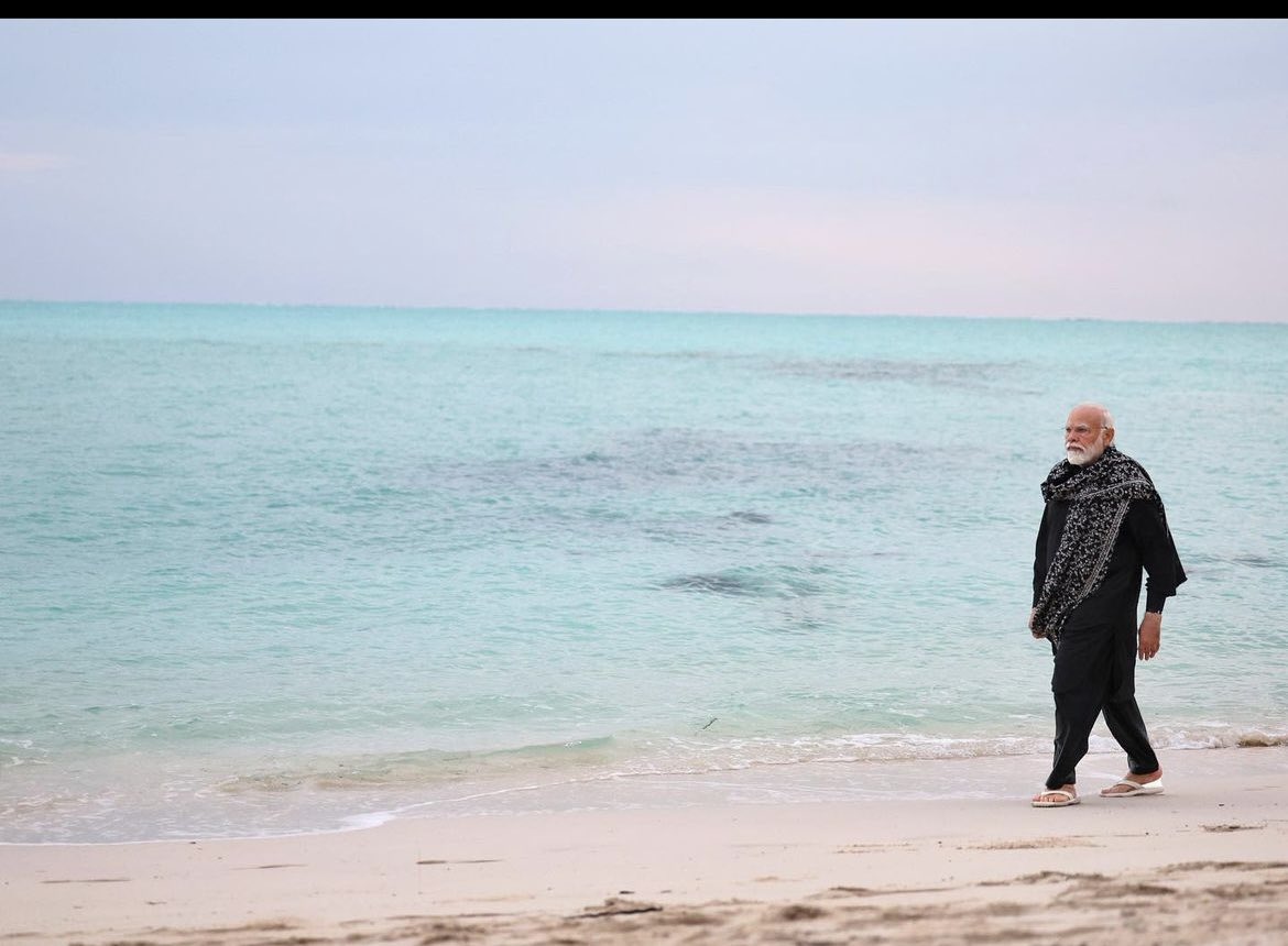 Soniyasisodiaa's tweet photo. All these images and memes making me super
FOMO now se
Lakshadweep has such pristine beaches and
coastlines. thriving ocal culture. 'm on the verse of booking an impulse chhutti
This vear. why not #Exploreindian slands https://t.co/qWqt4o4L8y