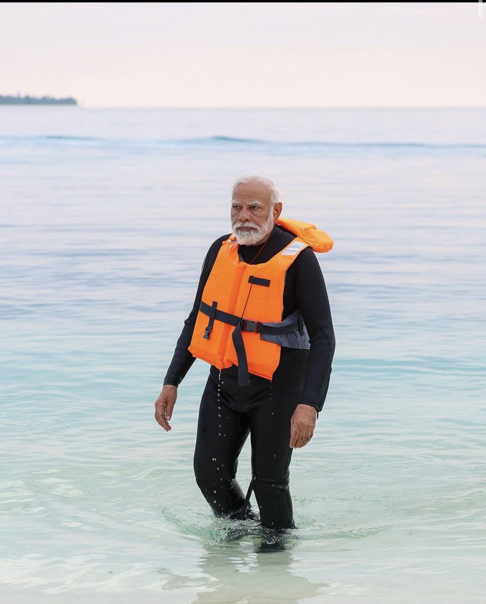 Soniyasisodiaa's tweet photo. All these images and memes making me super
FOMO now se
Lakshadweep has such pristine beaches and
coastlines. thriving ocal culture. 'm on the verse of booking an impulse chhutti
This vear. why not #Exploreindian slands https://t.co/qWqt4o4L8y
