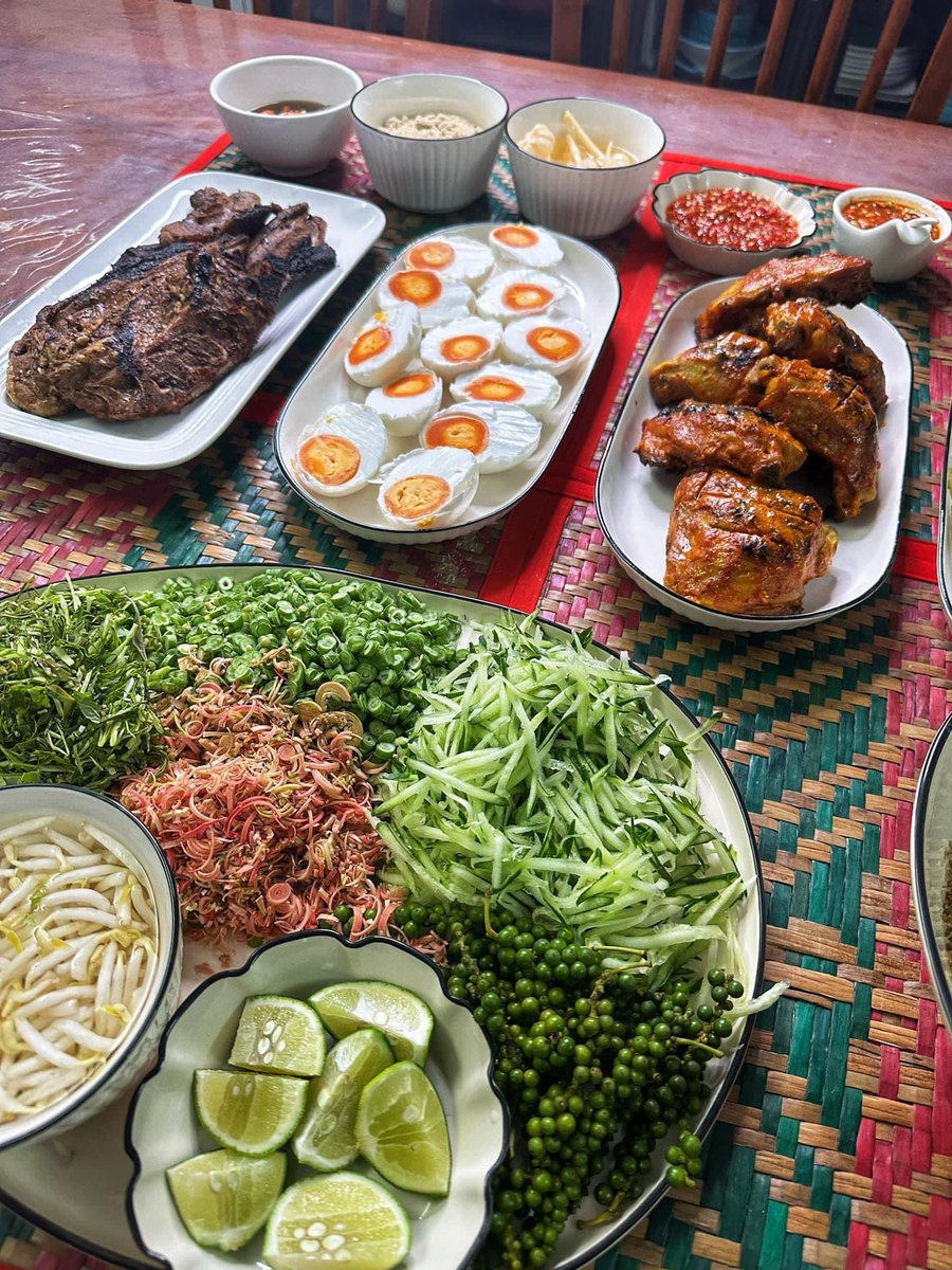 MalaysianFoods's tweet photo. Resepi Nasi Kerabu Tumis?

Nasi kerabu ni antara peberet menu dekat rumah ni, banyak kali dah aku tayang dekat wall ni.Nak buat nasi kerabu ni banyak bahan,renyah sikit.Kena rancang bebetul masa dan ketika nak buat.Biasanya paling pantas boleh buat pun 2jam from scratch.

Nasi kerabu tumis ni biasanya guna nasi kerabu kuning atau putih,kalau jaman dulu la.Nasi kerabu purple dari bunga telang atau daun pitey pula biasa buat nasi kerabu darat kita panggil, takda tumis.Macam nasi kerabu golok tu la.Ulam pulak yang wajib kena ada
- daun samok
- bunga kantan
- timun
- taugeh
- kacang panjang
- daun kesum/pucuk putat/daun mata ayam /tengek burung ni terpulang,kalau ada letak la.Dia pantang dengan ulam carrot,kubis purple, pasal ulam ni keras,dan entahla tak sesuai.Kubis putih boleh pakai di maafkan sebab kalau di bandar takda pucuk2 tu. So terpulang la kome ye nak buh apa hahaha.Nak hipstur nasi kerabu buh la apa je ko nak buh,jadi macam nasi kandar pun lantak la hahahaha.

📌Thread