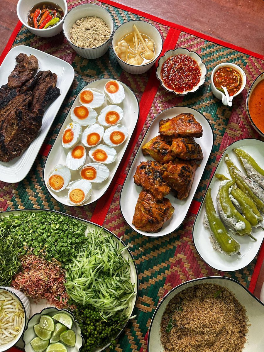 MalaysianFoods's tweet photo. Resepi Nasi Kerabu Tumis?

Nasi kerabu ni antara peberet menu dekat rumah ni, banyak kali dah aku tayang dekat wall ni.Nak buat nasi kerabu ni banyak bahan,renyah sikit.Kena rancang bebetul masa dan ketika nak buat.Biasanya paling pantas boleh buat pun 2jam from scratch.

Nasi kerabu tumis ni biasanya guna nasi kerabu kuning atau putih,kalau jaman dulu la.Nasi kerabu purple dari bunga telang atau daun pitey pula biasa buat nasi kerabu darat kita panggil, takda tumis.Macam nasi kerabu golok tu la.Ulam pulak yang wajib kena ada
- daun samok
- bunga kantan
- timun
- taugeh
- kacang panjang
- daun kesum/pucuk putat/daun mata ayam /tengek burung ni terpulang,kalau ada letak la.Dia pantang dengan ulam carrot,kubis purple, pasal ulam ni keras,dan entahla tak sesuai.Kubis putih boleh pakai di maafkan sebab kalau di bandar takda pucuk2 tu. So terpulang la kome ye nak buh apa hahaha.Nak hipstur nasi kerabu buh la apa je ko nak buh,jadi macam nasi kandar pun lantak la hahahaha.

📌Thread
