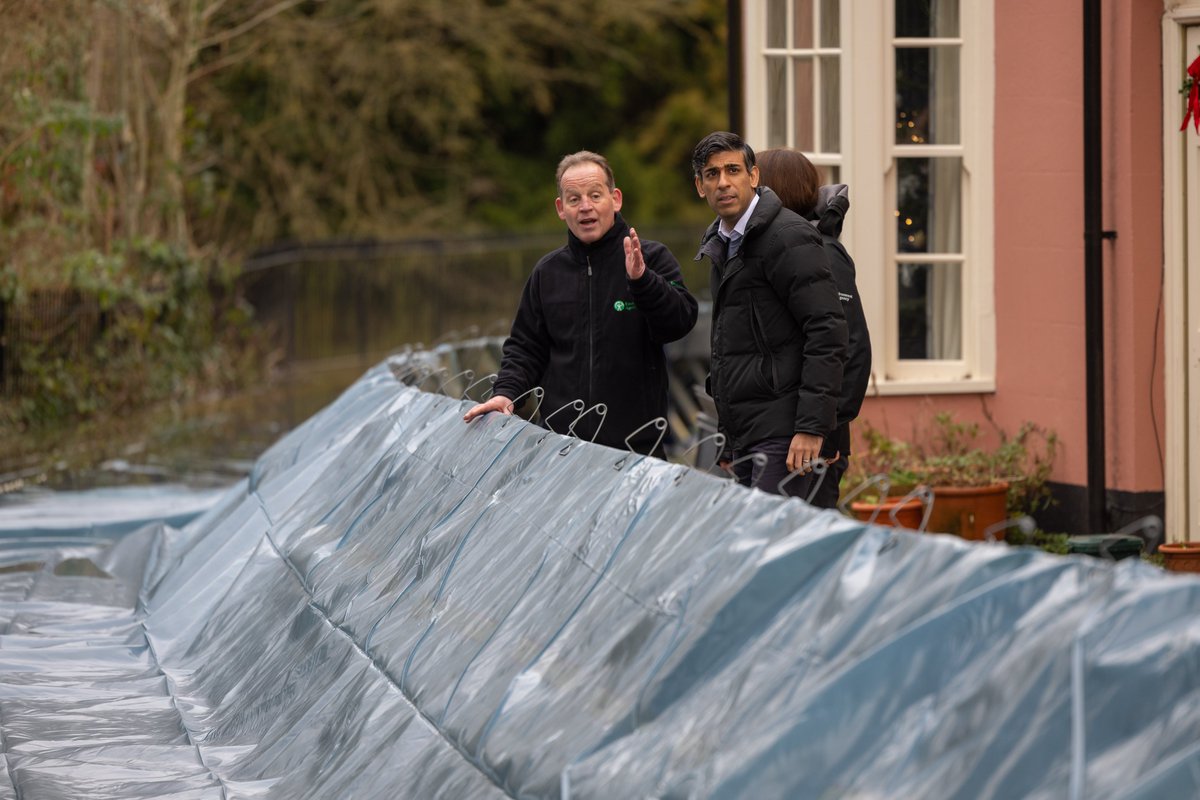 RishiSunak's tweet photo. In Osney today I saw the work the @EnvAgency and emergency services are doing to deal with the impact of the flooding.

People in affected areas in England can apply for financial support so they can recover quickly.

Local councils will announce details soon on how to apply. https://t.co/GRy1c8uX64