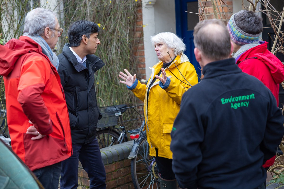 RishiSunak's tweet photo. In Osney today I saw the work the @EnvAgency and emergency services are doing to deal with the impact of the flooding.

People in affected areas in England can apply for financial support so they can recover quickly.

Local councils will announce details soon on how to apply. https://t.co/GRy1c8uX64