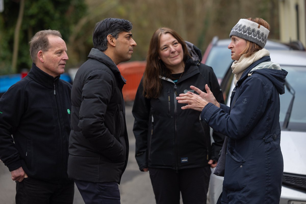 RishiSunak's tweet photo. In Osney today I saw the work the @EnvAgency and emergency services are doing to deal with the impact of the flooding.

People in affected areas in England can apply for financial support so they can recover quickly.

Local councils will announce details soon on how to apply. https://t.co/GRy1c8uX64