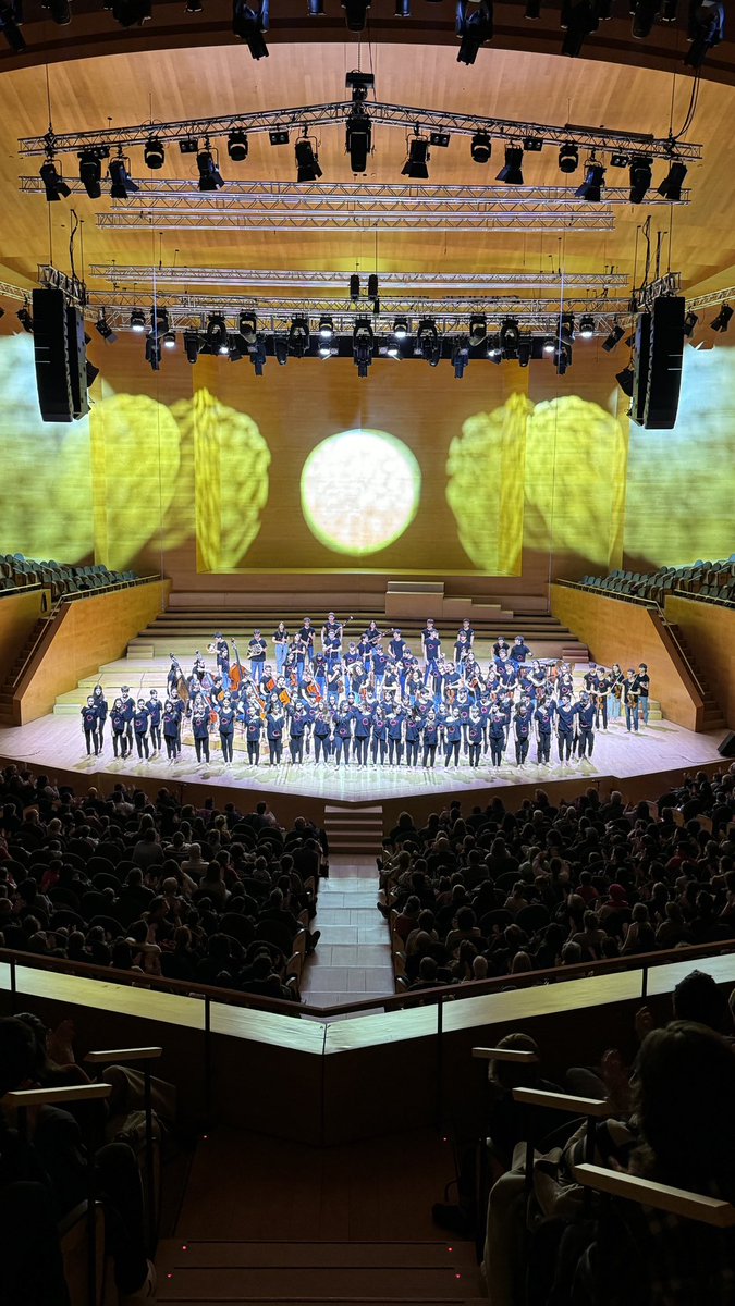 VEUScorinfantil's tweet photo. Avui hem gaudit d’un extraordinari concert “Somnis de Músic” a @auditoribcn amb la @jonc_jonc.
Estem emocionats per les pròximes funcions escolars del dilluns i dimarts. 
Joves talents brillant a l’escenari! 🎶 
@josepvilajover @manelvaldivieso @amicsunio @el9nou_vor @diariARA https://t.co/9gHo00x4IL
