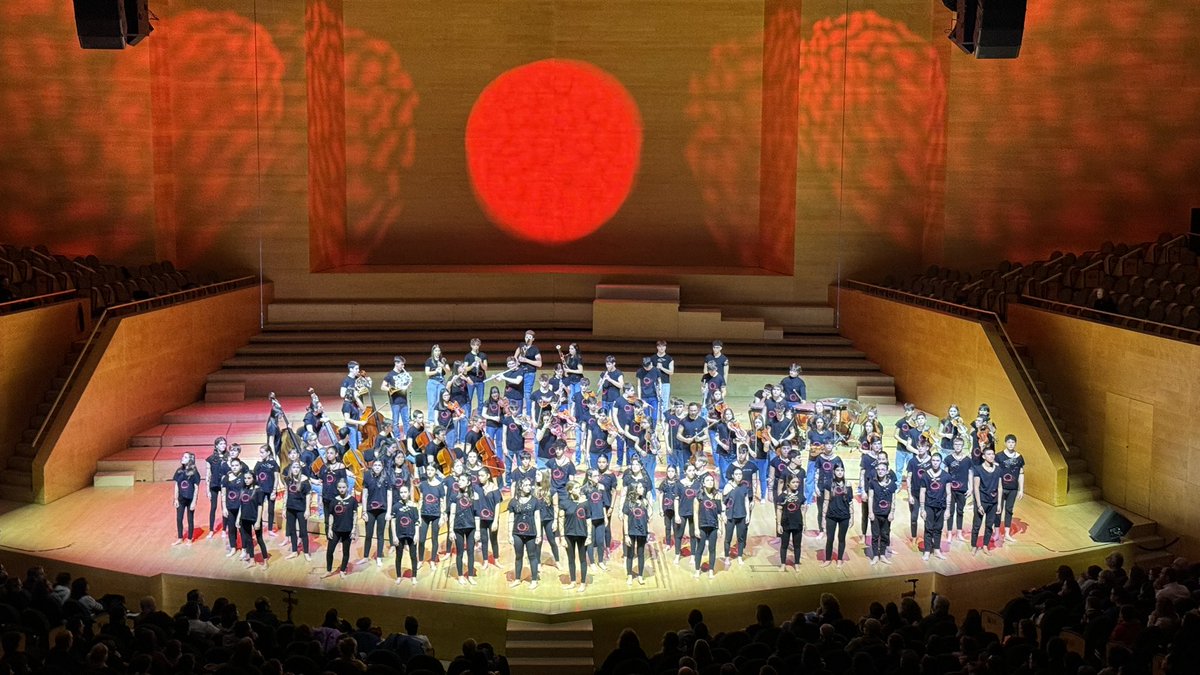 VEUScorinfantil's tweet photo. Avui hem gaudit d’un extraordinari concert “Somnis de Músic” a @auditoribcn amb la @jonc_jonc.
Estem emocionats per les pròximes funcions escolars del dilluns i dimarts. 
Joves talents brillant a l’escenari! 🎶 
@josepvilajover @manelvaldivieso @amicsunio @el9nou_vor @diariARA https://t.co/9gHo00x4IL
