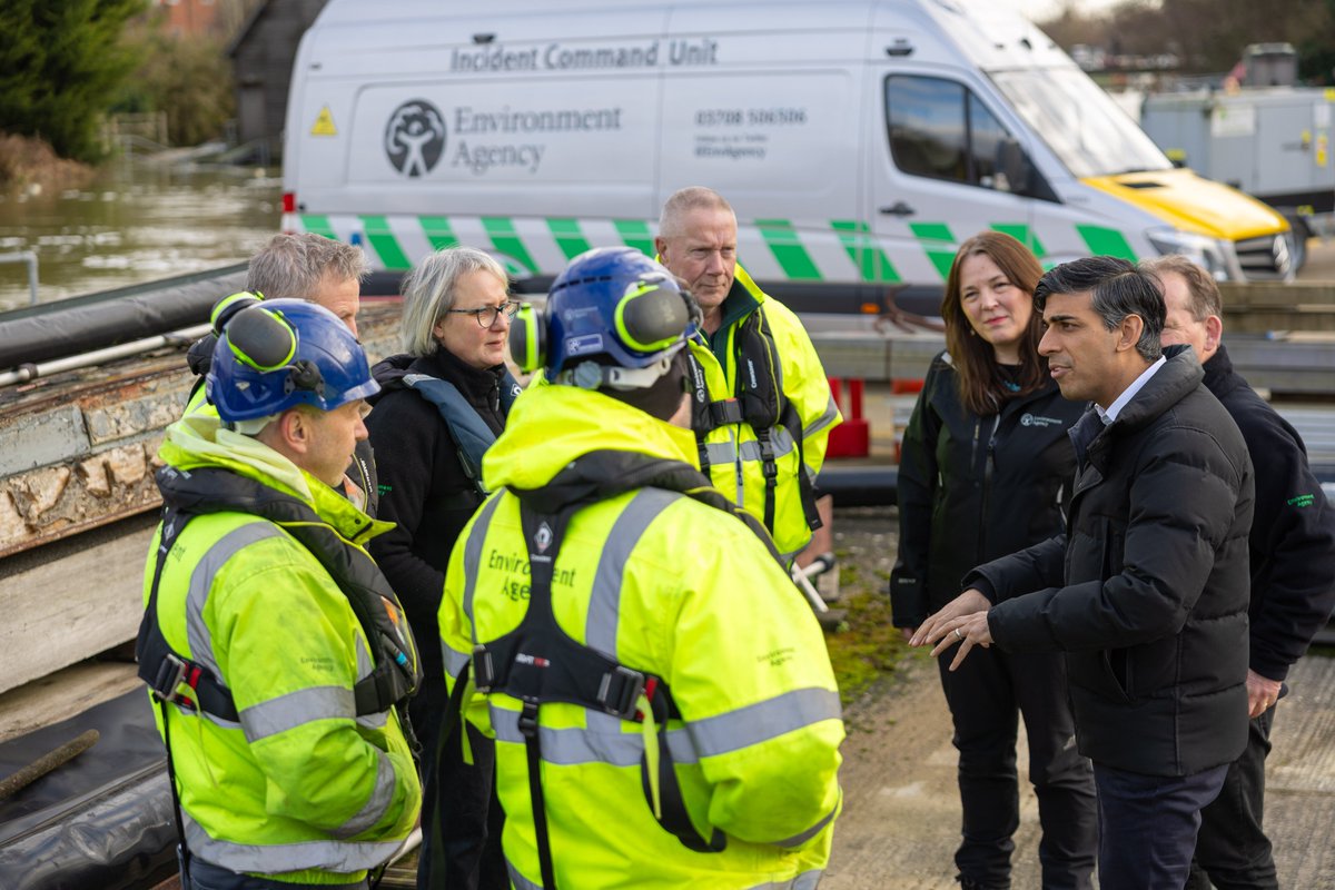 RishiSunak's tweet photo. In Osney today I saw the work the @EnvAgency and emergency services are doing to deal with the impact of the flooding.

People in affected areas in England can apply for financial support so they can recover quickly.

Local councils will announce details soon on how to apply. https://t.co/GRy1c8uX64