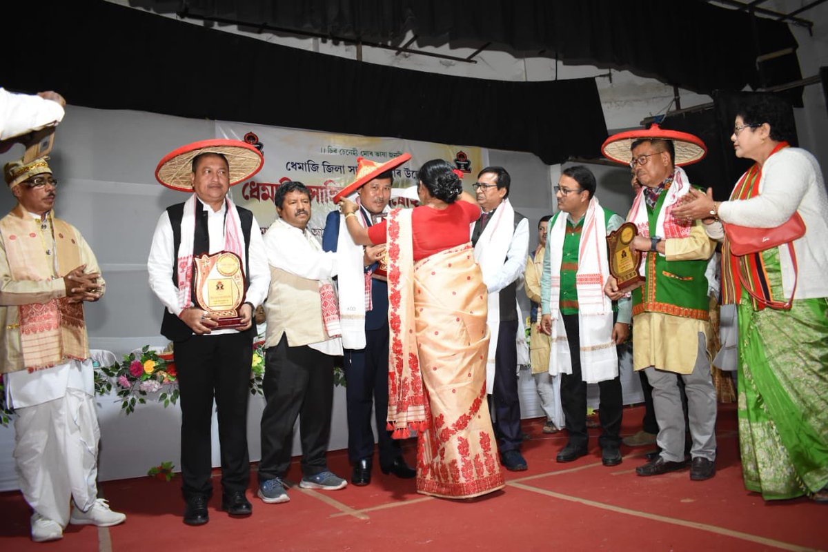 DibruUniv's tweet photo. Dr. Paramananda Sonowal, Registrar, Dibrugarh University, was conferred the prestigious 'Dhemaji Gaurab' #award by Asom Sahitya Sabha, Dhemaji District Committee on 7 January 2024. The DU fraternity extends a hearty congratulation to Dr. Sonowal on this #achievement. https://t.co/CroKF0prtE
