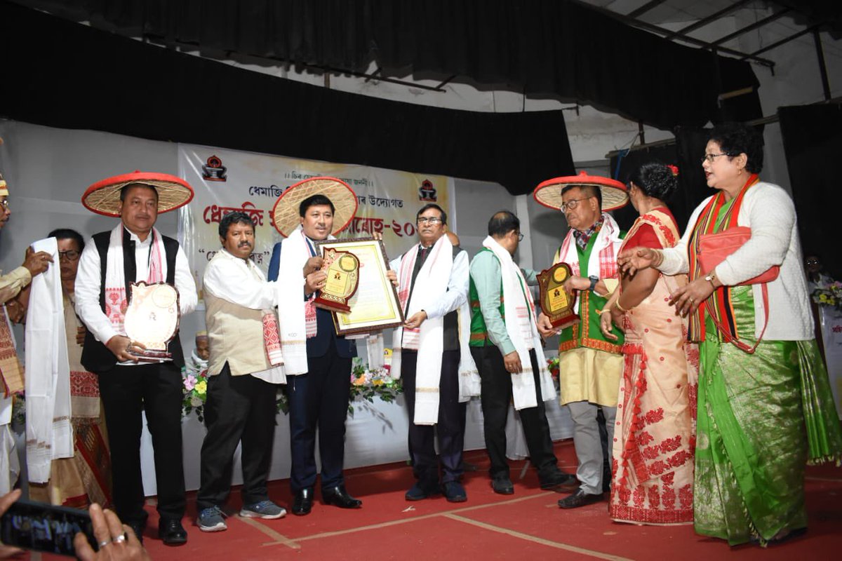 DibruUniv's tweet photo. Dr. Paramananda Sonowal, Registrar, Dibrugarh University, was conferred the prestigious 'Dhemaji Gaurab' #award by Asom Sahitya Sabha, Dhemaji District Committee on 7 January 2024. The DU fraternity extends a hearty congratulation to Dr. Sonowal on this #achievement. https://t.co/CroKF0prtE