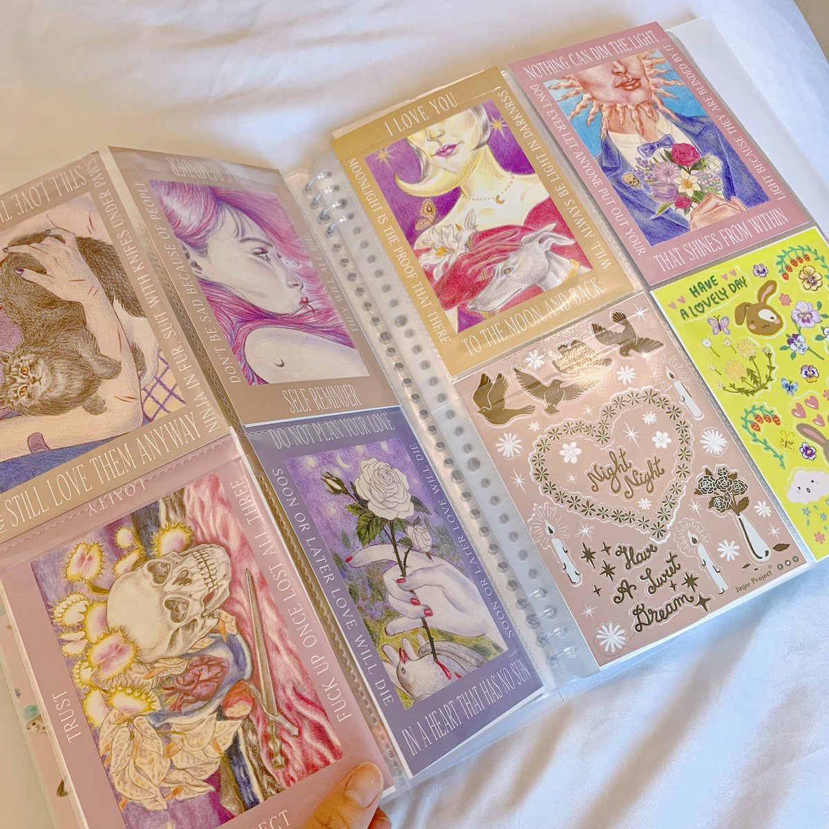jinjerproject's tweet photo. ใครชอบสะสมPostcard แนะนำแฟ้ม Muji ขนาดกำลังดี ปกเรียบๆวางใส่ชั้นไม่รกตามีช่องหลายsize ใส่การ์ดได้พอดีเปิดดูง่ายเวลาเลือกหยิบมาแปะผนังแต่งห้อง ช่องเล็กๆขนาดใส่นามบัตรเอามาใส่ดอกไม้ทับแห้งก็สวยไปอีกแบบ📂✨ https://t.co/Ms8BqGUCr2