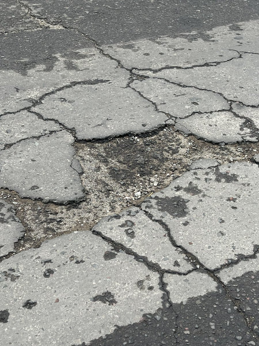 luisrosas86's tweet photo. Ahí van 2 reportes VER-2023-56565 VER-2024-82316   Hay 15 BACHES profundos en calle  Valente Díaz 2 Lomas col. Valente Díaz frente al seminario San José ojalá este año sí les de tiempo de arreglarlos ahí están las fotos @AyuntamientoVer @olivanoticias  @PatyYunes @xeunoticias https://t.co/LSh0a6bZ96