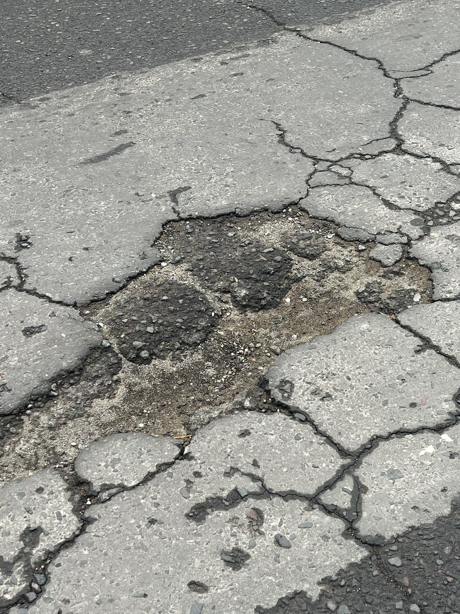 luisrosas86's tweet photo. Ahí van 2 reportes VER-2023-56565 VER-2024-82316   Hay 15 BACHES profundos en calle  Valente Díaz 2 Lomas col. Valente Díaz frente al seminario San José ojalá este año sí les de tiempo de arreglarlos ahí están las fotos @AyuntamientoVer @olivanoticias  @PatyYunes @xeunoticias https://t.co/LSh0a6bZ96