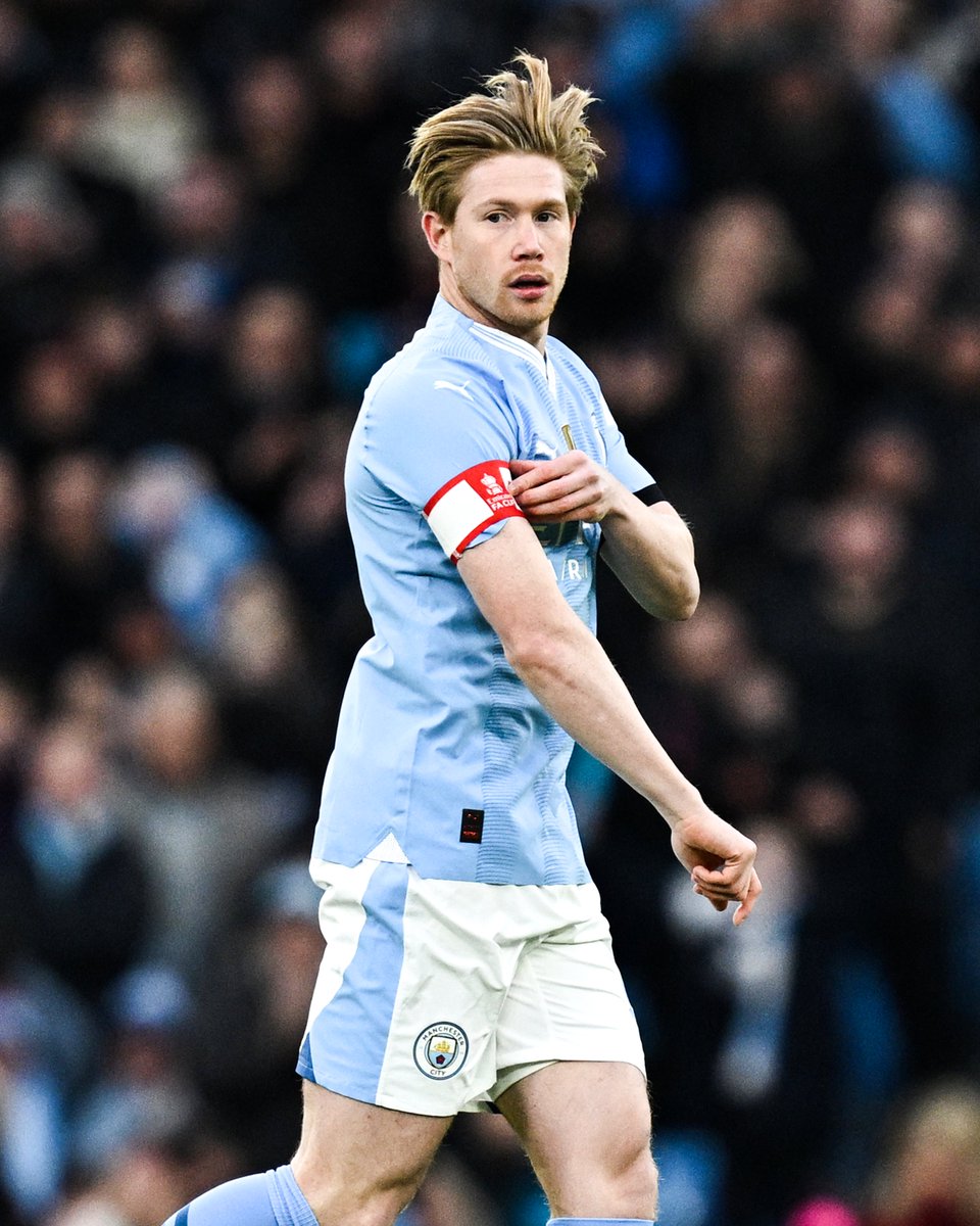 brfootball's tweet photo. Kevin De Bruyne is back on the pitch for Manchester City for the first time since August 💙 https://t.co/D1GLzJzFeb