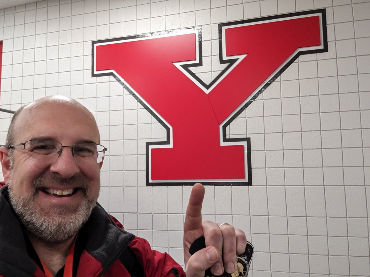 jvargoYSU's tweet photo. Every day is a great day to be a 🐧 #GoGuins #yandproud https://t.co/UWkrJWKk9o
