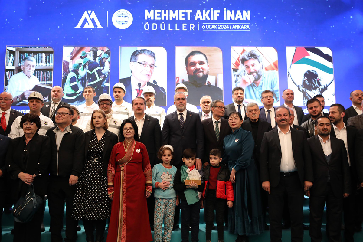 EgitimBirSen's tweet photo. Mehmet Akif İnan Ödülleri, jüri tarafından altı kategoride yapılan değerlendirmeler neticesinde tespit ediliyor.

Jürinin 2024 yılı için ödülle buluşturduğu isimler ve ödül kategorileri şöyle;

❤️Jüri Özel Ödülü
🇵🇸  Filistinli Çocuklar

🖌️Uluslararası Değer Ödülü
      Steven William Maclean Bell
      Siyasi karikatürist ve sanatçı

🖌️Başarı ve Teşvik Ödülü
      Sedat Anar
      Müzisyen, Yazar 

🖌️Kültür, Sanat, Edebiyat Ödülü
     Ali Haydar Haksal
     Hikayeci, Yedi İklim Dergisi GYY

🖌️Üstün Hizmete Vefa Ödülü
       Prof. Dr. Sami Güçlü
       Akademisyen, Siyasetçi

⛏️Çalışma Hayatı ve Emek Ödülü
       Zonguldaklı Maden İşçileri

     #MehmetAkifİnanÖdülleri