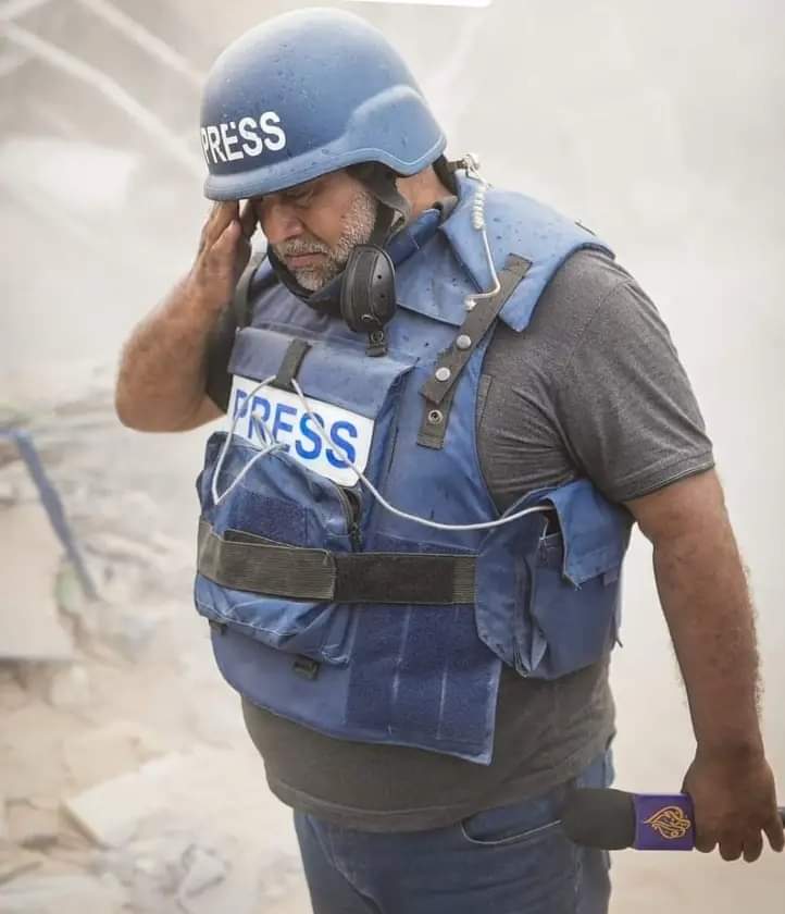 وائل الدحدوح يحتضن إبنته ويودع إبنه الشهيد بإذن الله تعالى ويتذكر زوجته
وأبنائه الشهداء بإذن الله تعالى 
هذا الحزن أكبر من أن يحتمله
قلب شخص واحد
أسأل الله العظيم أن يلهم قلبك الصبر والثبات وأن ينصركم وينتقم ممن خذلكم
#وائل_الدحدوح
#غزة_الآن