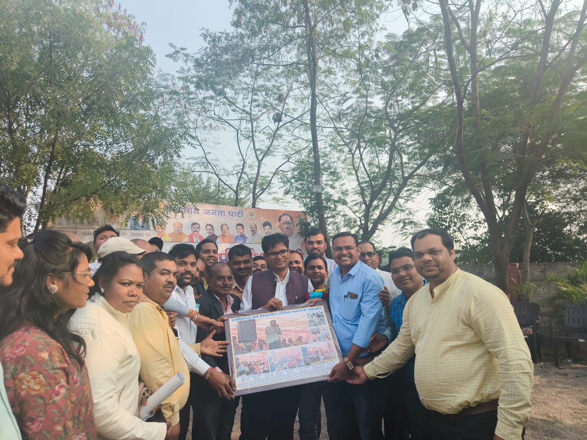 मान. वित्त मंत्री श्री<a href="/OPChoudhary_Ind/">OP Choudhary</a>जी से <a href="/cgsvskm/">छ.ग. सर्व विभागीय संविदा कर्मचारी महासंघ (CGSVSKM)</a> के प्रदेश अध्यक्ष श्री कौशलेश तिवारी एवं पदाधिकारियो ने सौजन्य मुलाकात कर उनके उज्ज्वल भविष्य की शुभकामनाएं दी।
साथ ही संघर्ष के समय साथ रहने का स्मृति चित्र भी भेट किया एवं नियमितीकरण की मांग को जल्द पूरा करने हेतु अवगत कराया।