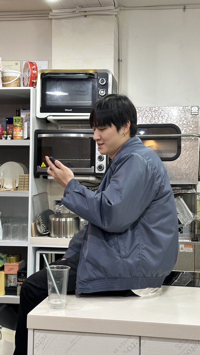 paloysmile's tweet photo. เอ๊ะ กี่โมงเเล้วนะ ลูกผมที่บ้านน่าจะหิวข้าวแล้วแน่ๆ 
วิถีพ่อแมวห่วงลูก 🤭🤭

#JABY https://t.co/sEZuQ5NfQu