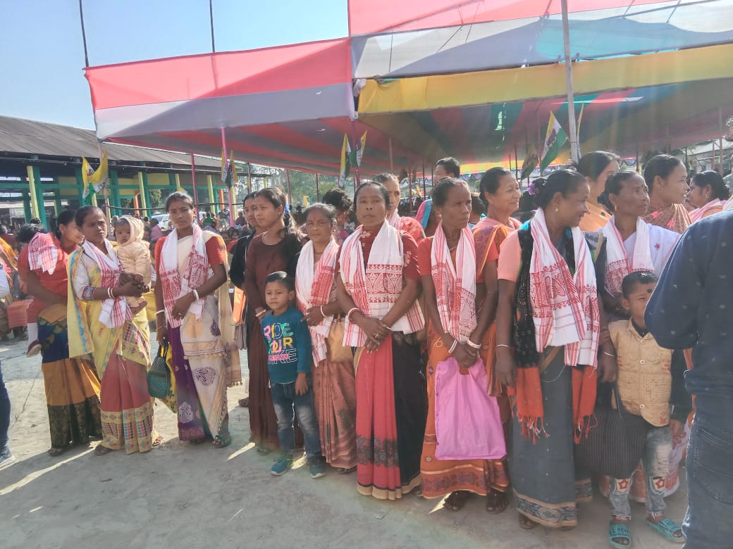 Basumatary3653's tweet photo. ৰাইজে  শান্তি বিচাৰি পাইছে।
সেয়ে Uppl ক ভাল পাই আজিৰ এই joining Programmeত খোলা মনেৰে 1200 কৈ বেছি মানুহ join হৈছে । Panbari,CHIRANG JILLA. 
#btr3yearswithpramodboro 
#UPPLLongLive
#JoinUPPL https://t.co/bFUD7G3C0d