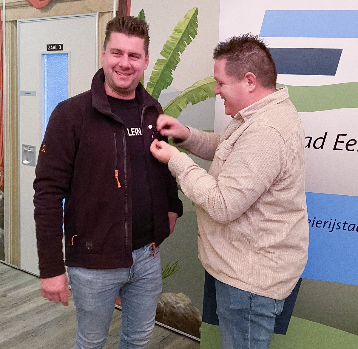 Willem Smits is tijdens de nieuwjaarsbijeenkomst in De Brink van dorpsraad Eerde benoemd tot Eerdeburger! Hij kreeg de daarbij behorende versierselen (een speldje met het embleem van de ooievaar) opgespeld door voorzitter Richard Oprins.